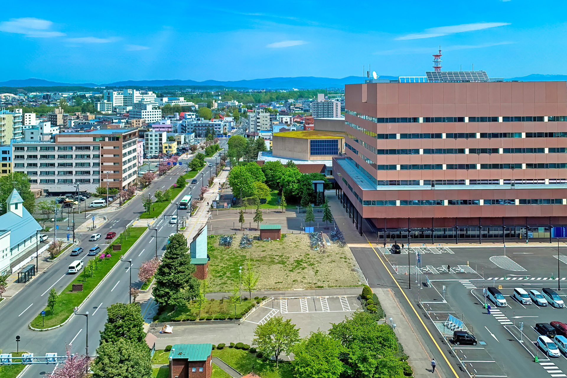 旭川市の緑橋通りと市庁舎周辺の街並み