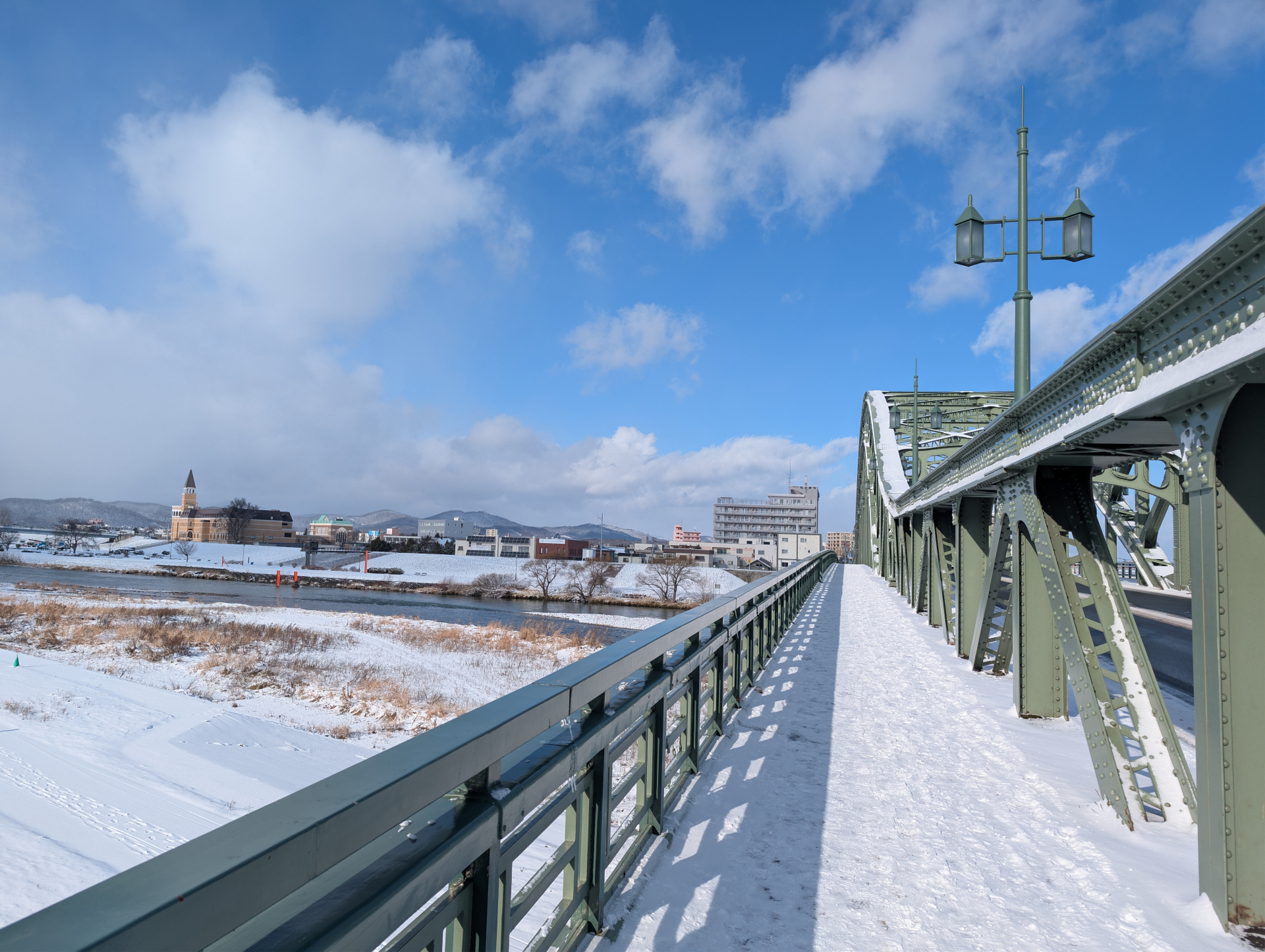 冬の旭川市を流れる石狩川と旭橋