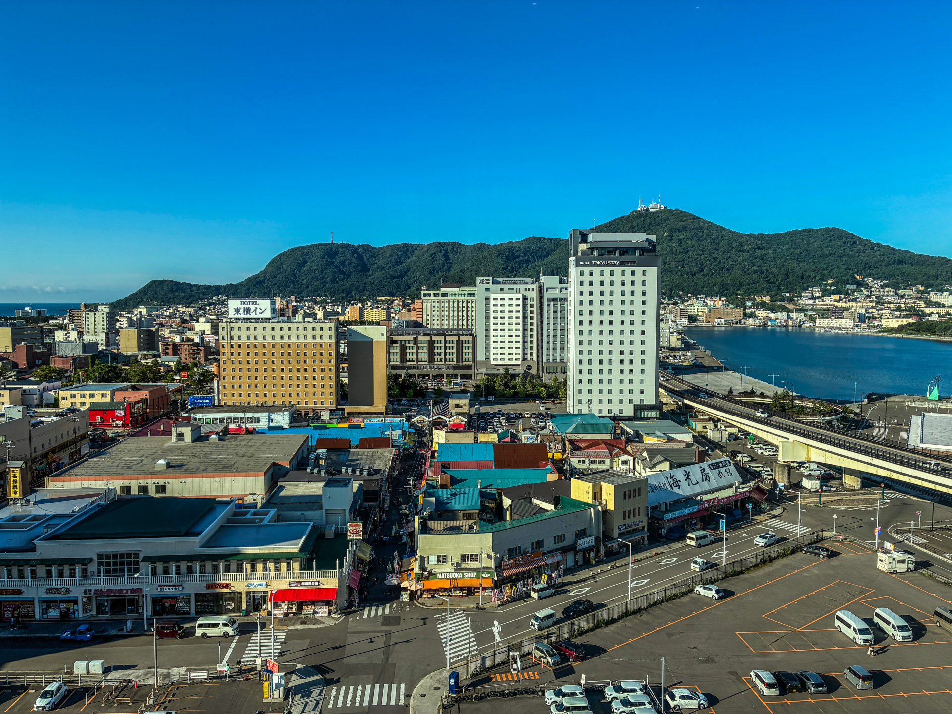 函館朝市周辺の駅前の街並みと遠くに見える函館山