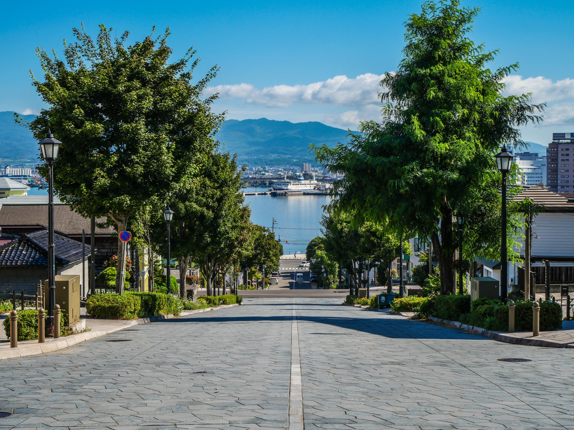 函館市の八幡坂から港へ向かって下る道路の風景