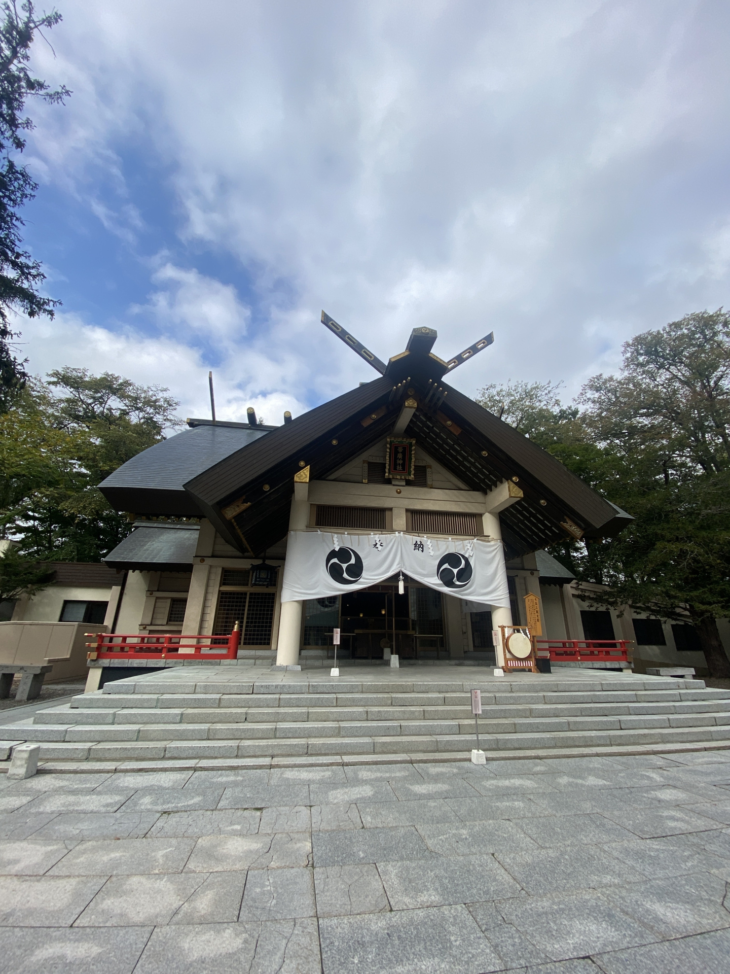 帯広市の帯広神社の社殿と参拝前の石段