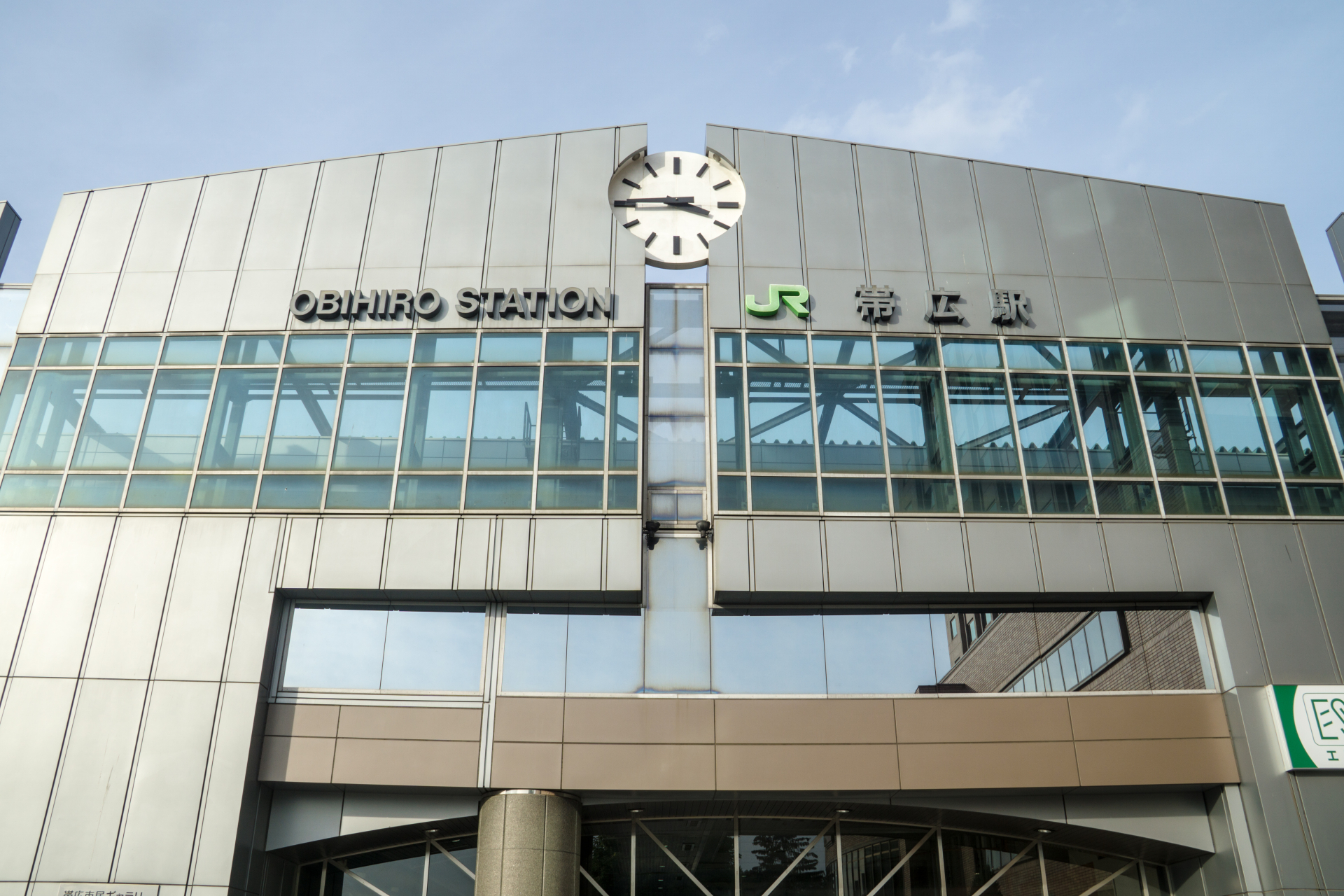 帯広市のJR帯広駅の駅舎正面と駅前広場