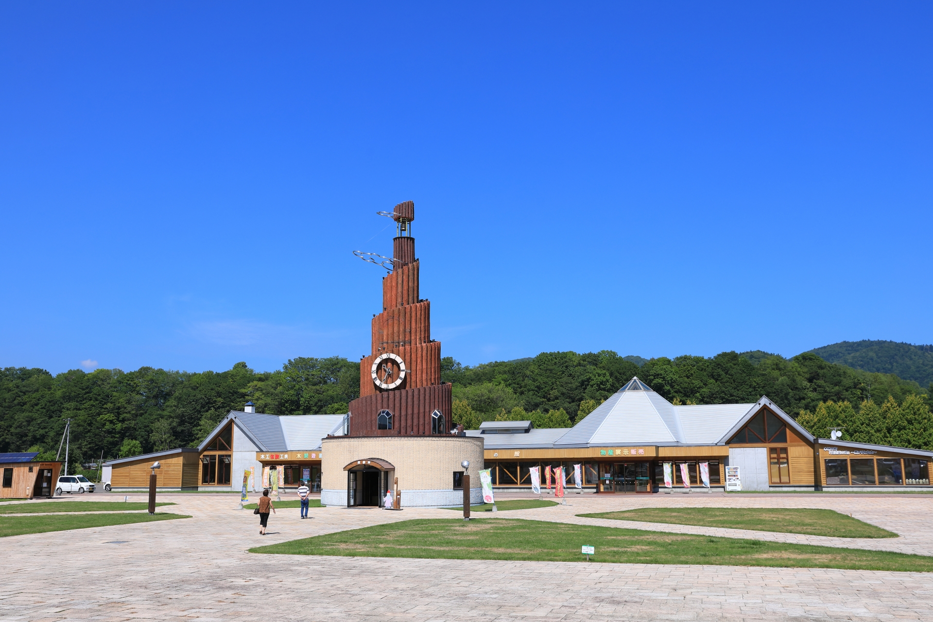 北見市の道の駅おんねゆ温泉の時計塔と広場