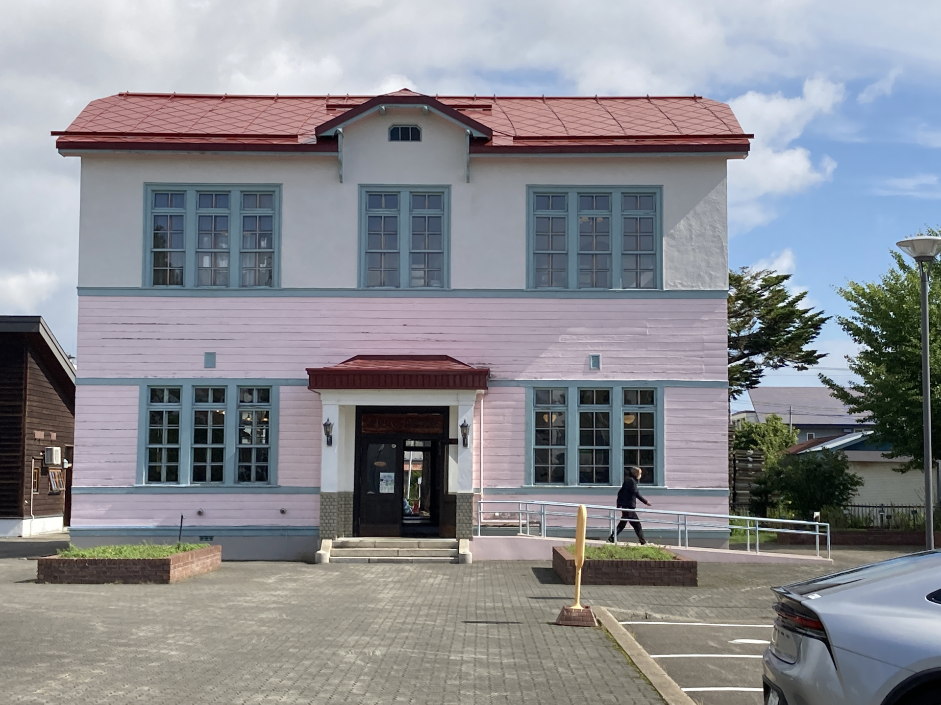 北見市の北見ハッカ記念館の洋風建築と入口