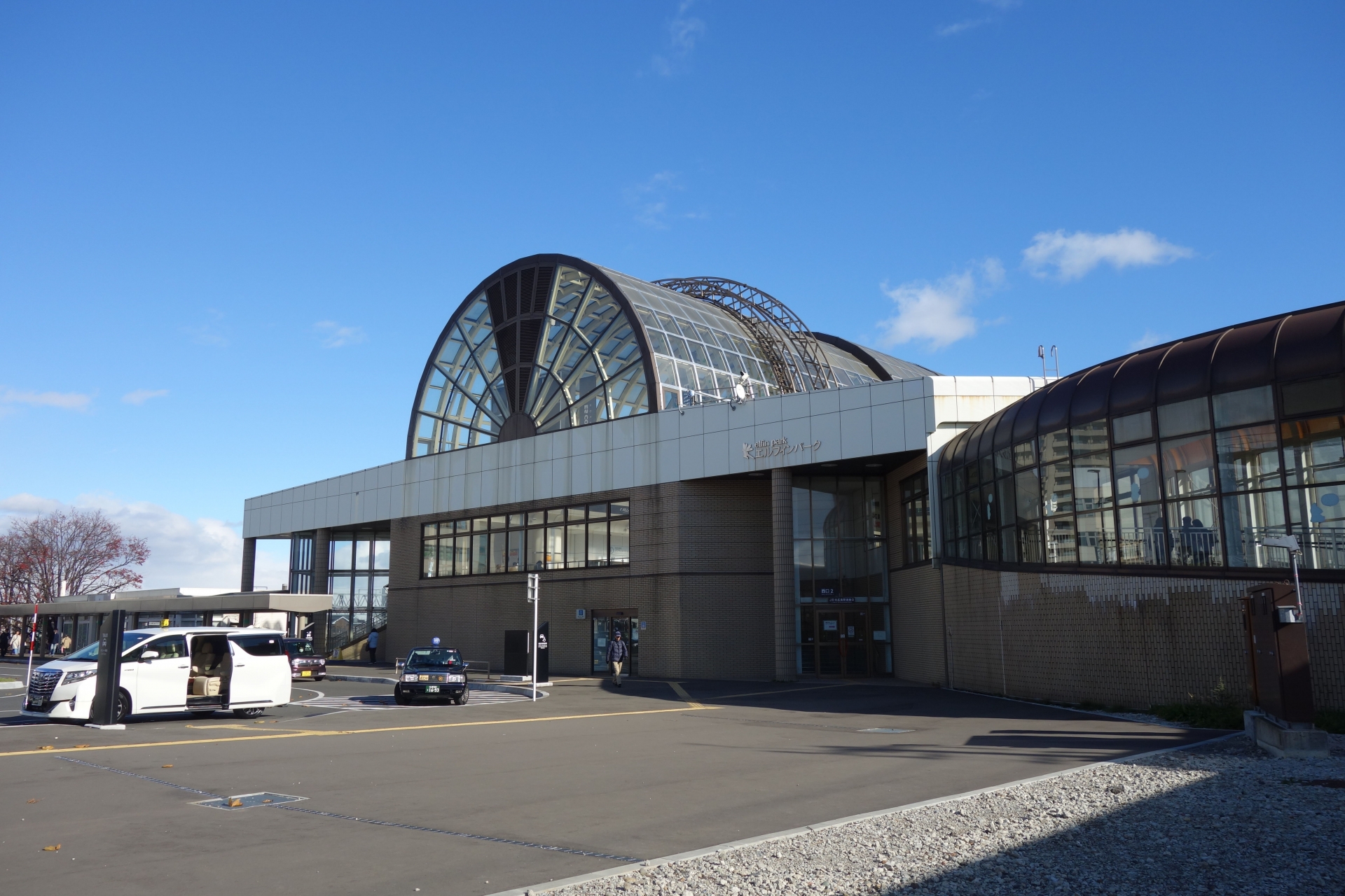 北広島市のJR北広島駅西口の駅舎と駅前