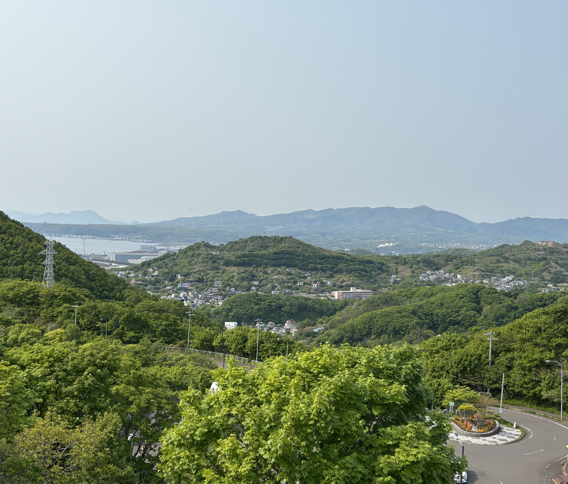 室蘭市の高台から望む住宅地と港の風景