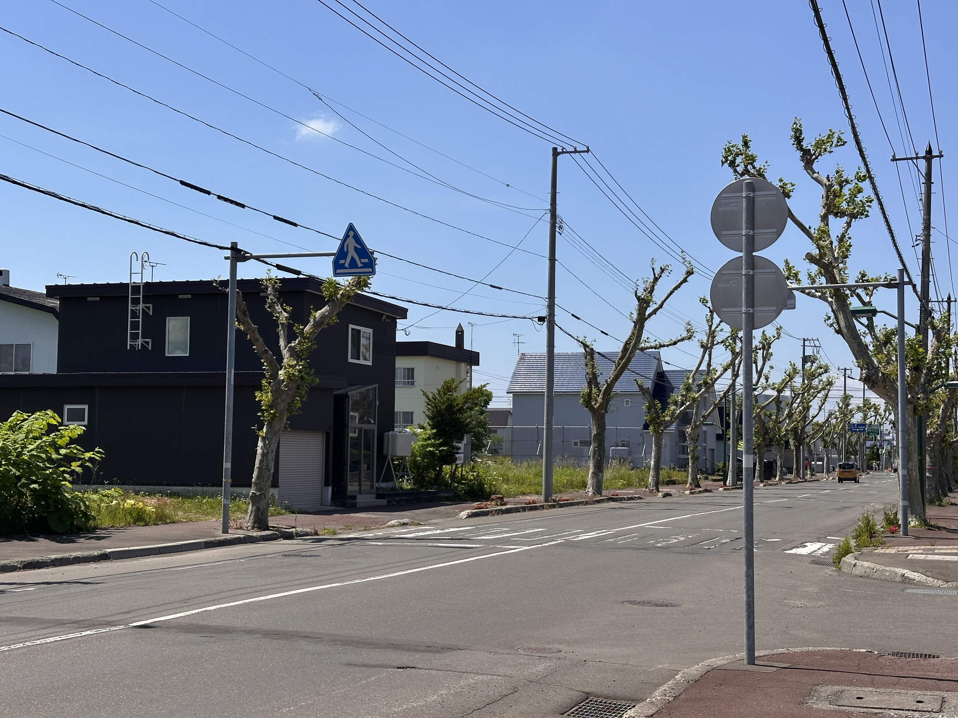岩見沢市内の住宅地を通る道路