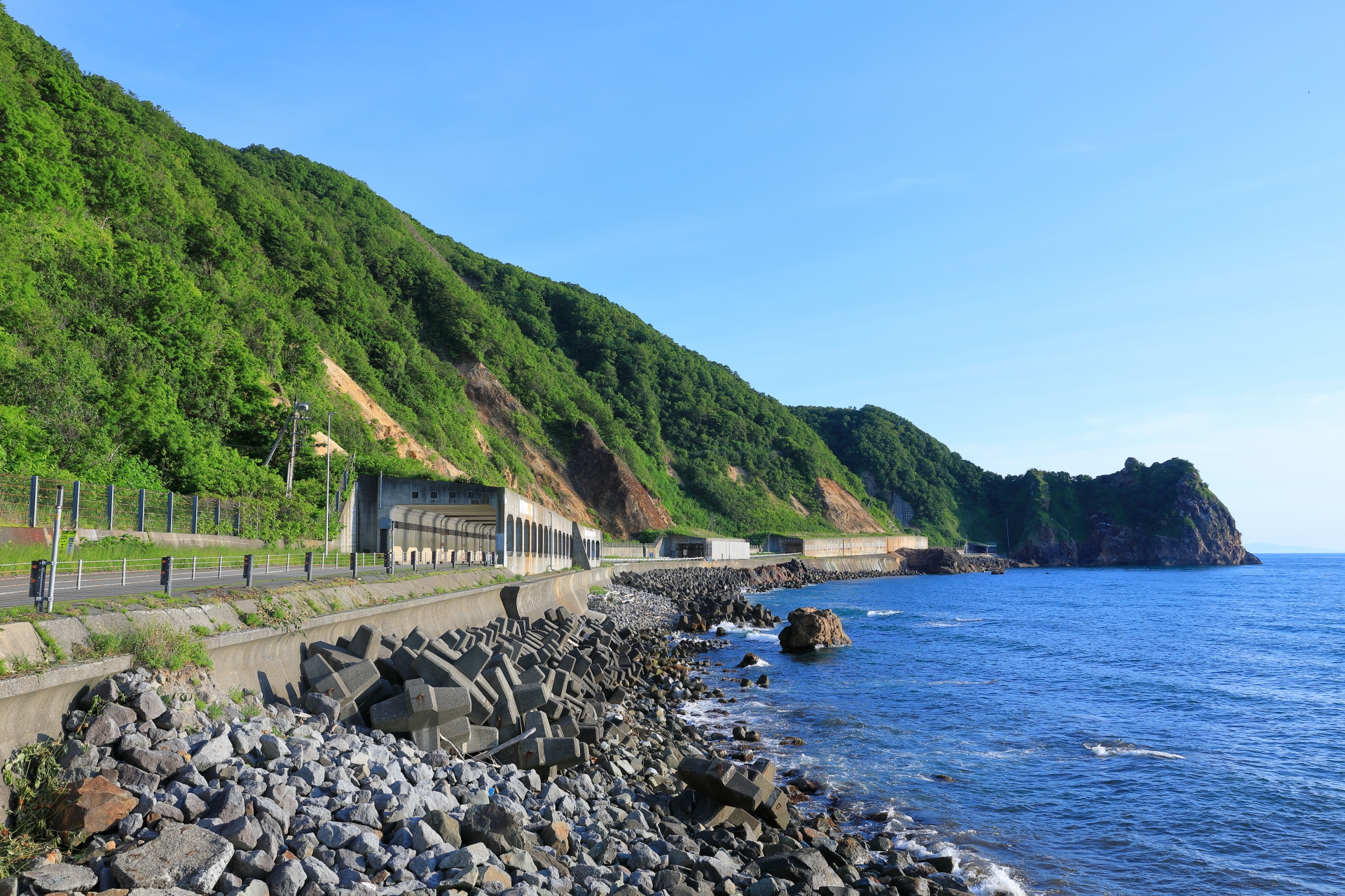 石狩市浜益の海岸沿いを走る道路と覆道