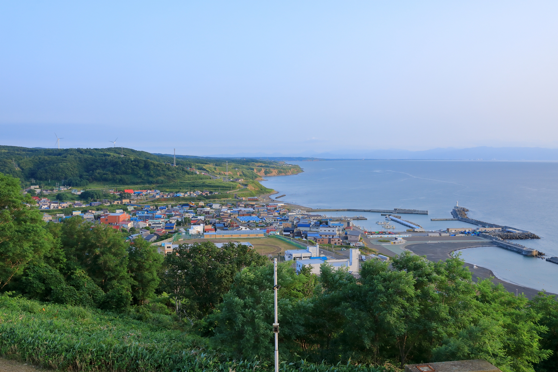 石狩市厚田の集落と港、海を高台から望む風景