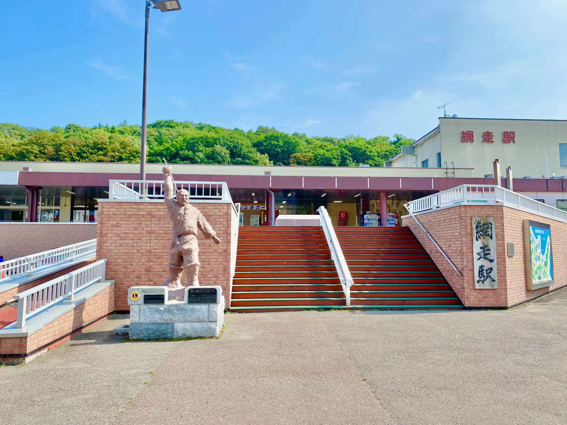 網走市のJR網走駅前の駅名の石碑と駅前広場