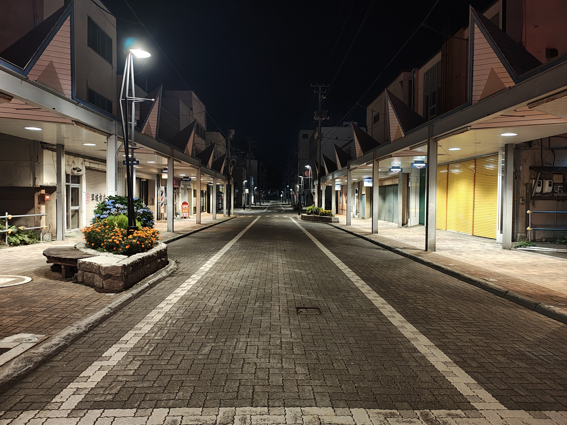 網走市中心部の商店街と夜のアーケード