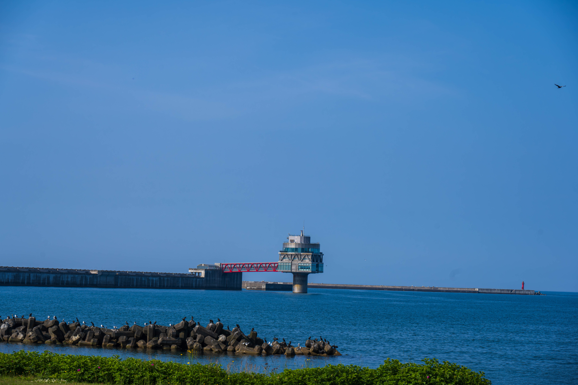 紋別市の海岸と海上の建物を望む風景