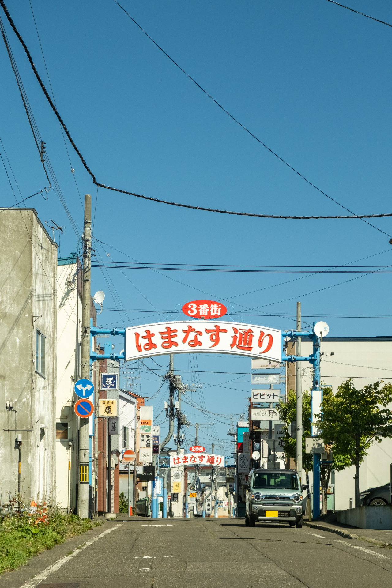 紋別市のはまなす通りの道路と商店街
