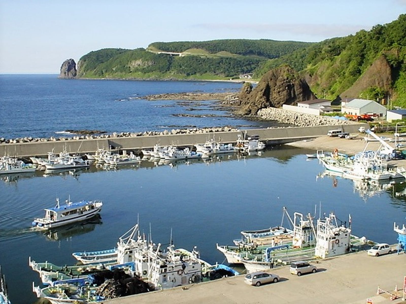 プユニ岬から望むウトロ漁港と海岸