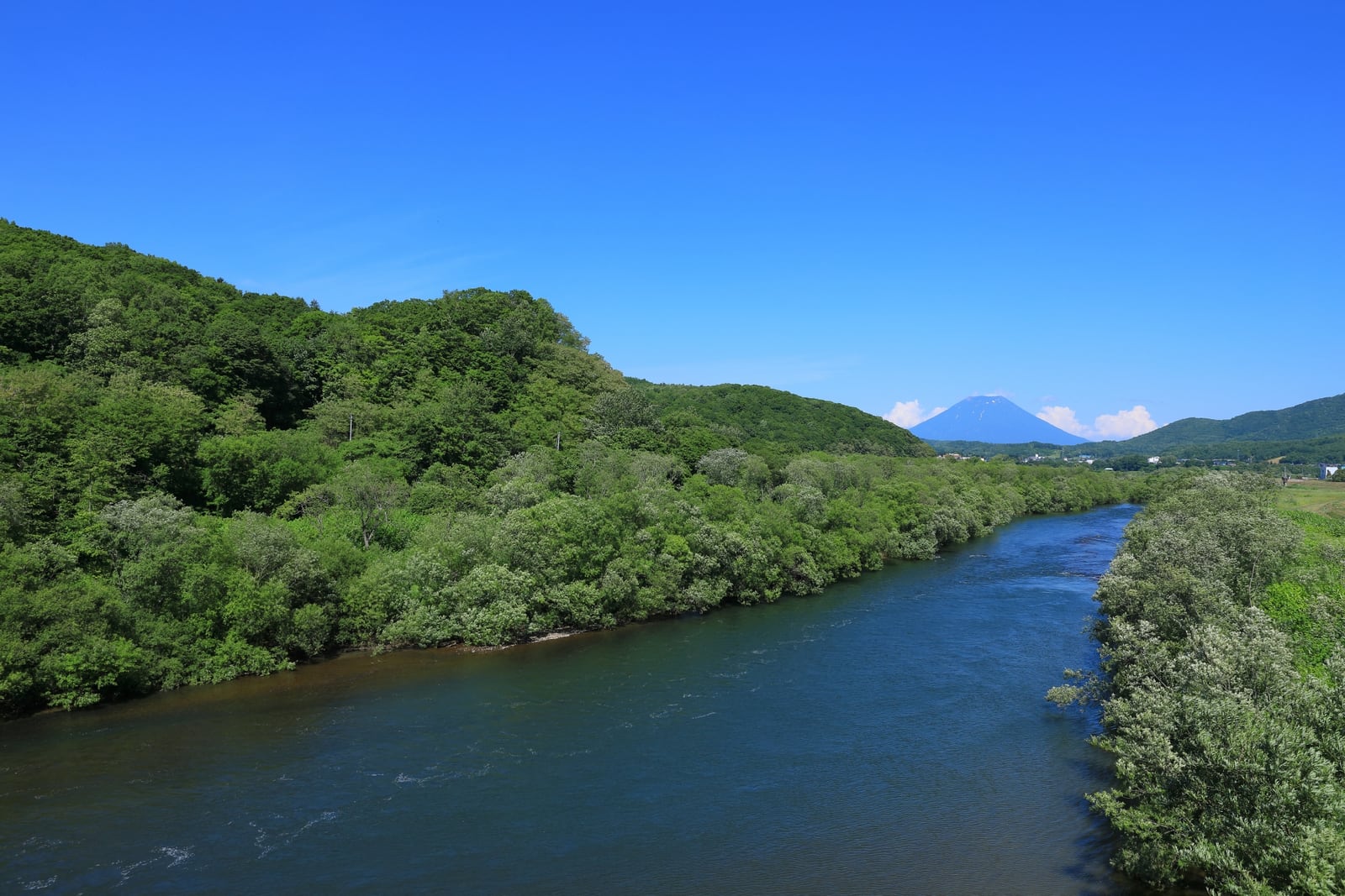 蘭越町を流れる尻別川と遠くに見える羊蹄山