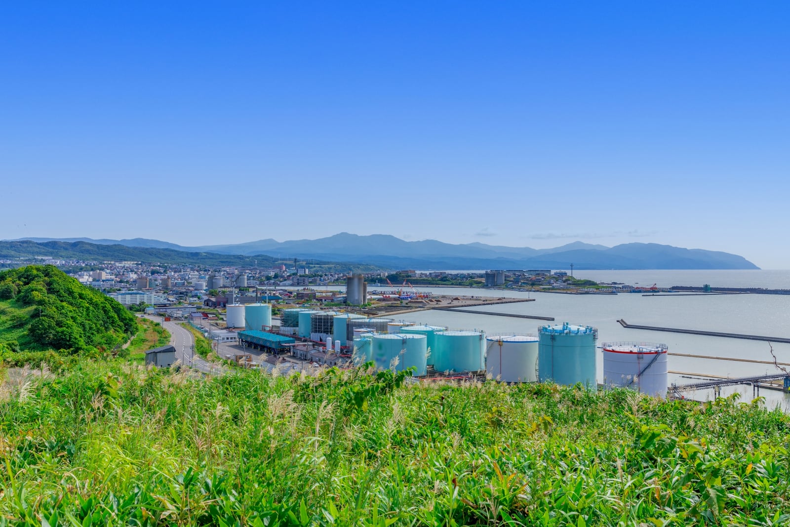 留萌灯台付近から望む留萌市の港湾と市街地
