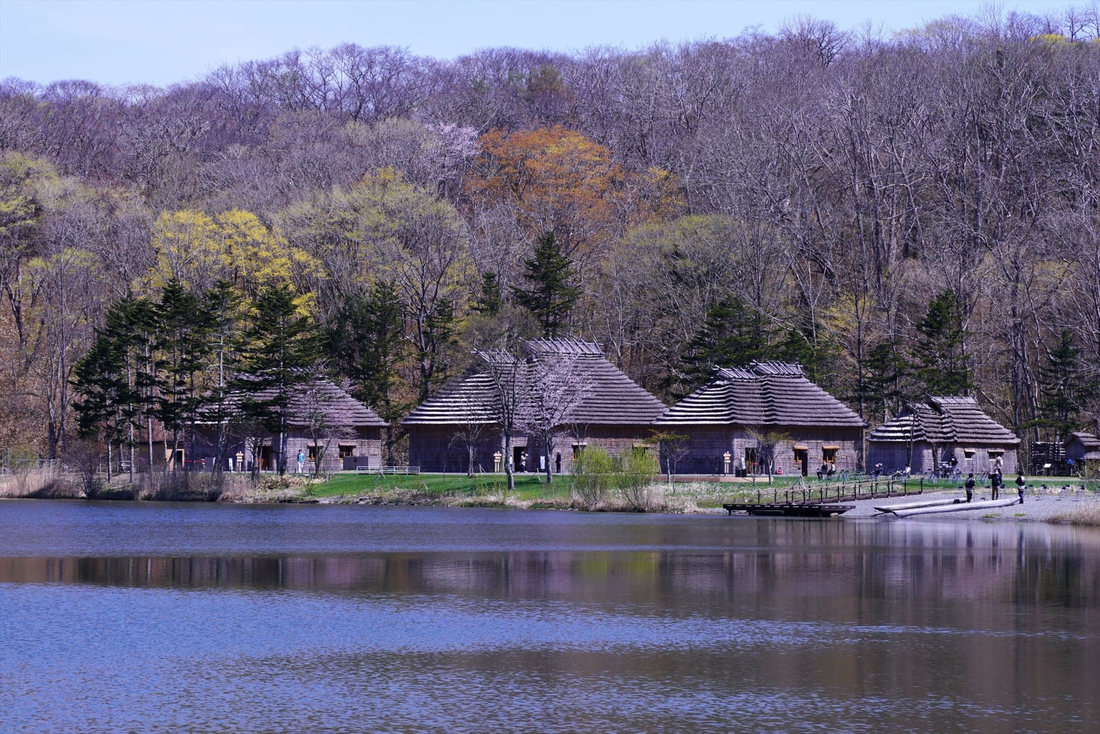 ポロト湖畔に建つウポポイの建物