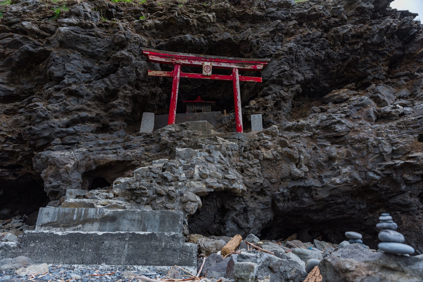 初山別村の海岸の金比羅神社の鳥居