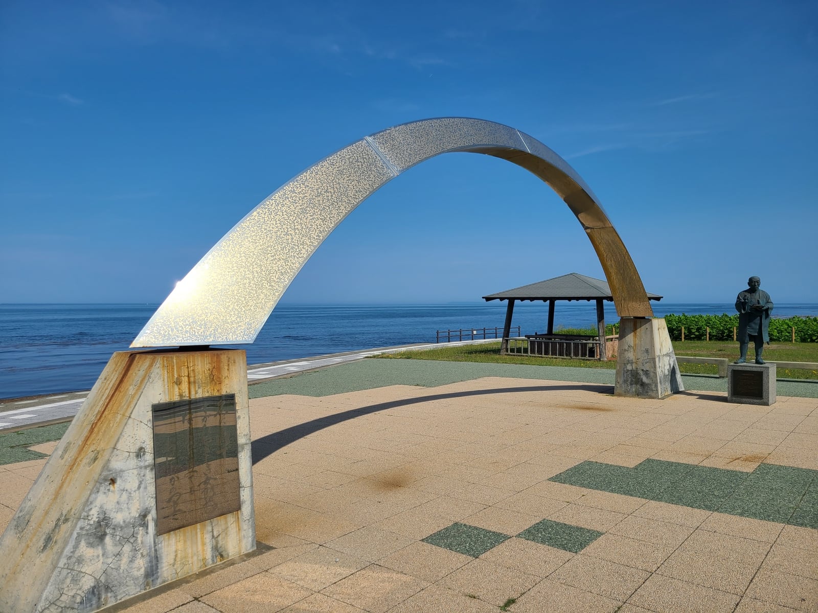 小平町の海沿いの広場のアーチと日本海