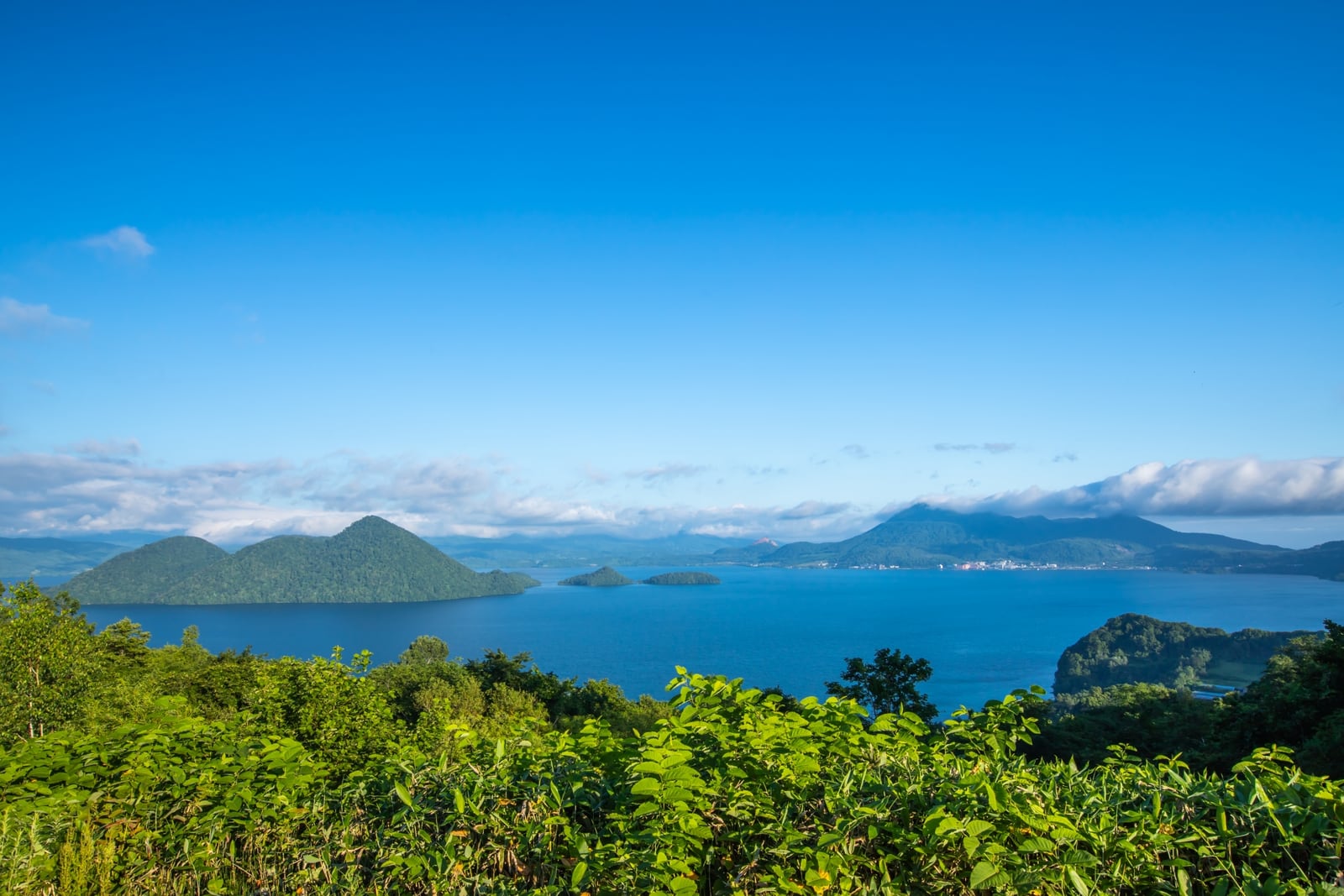 洞爺湖の湖面と中島、周囲の山々