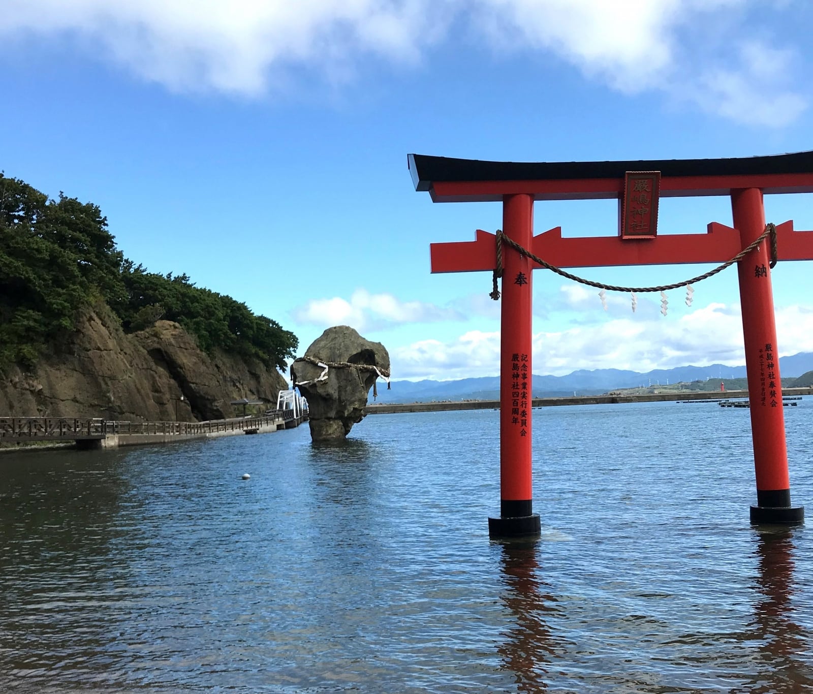 江差町のかもめ島の鳥居と瓶子岩