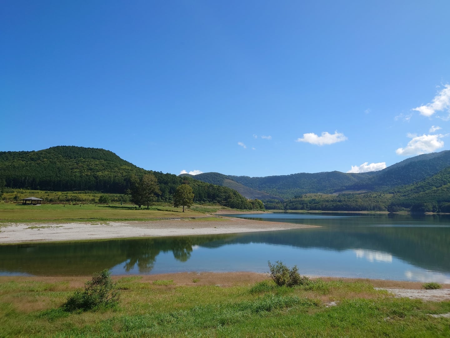 南富良野町のかなやま湖と周囲の山々