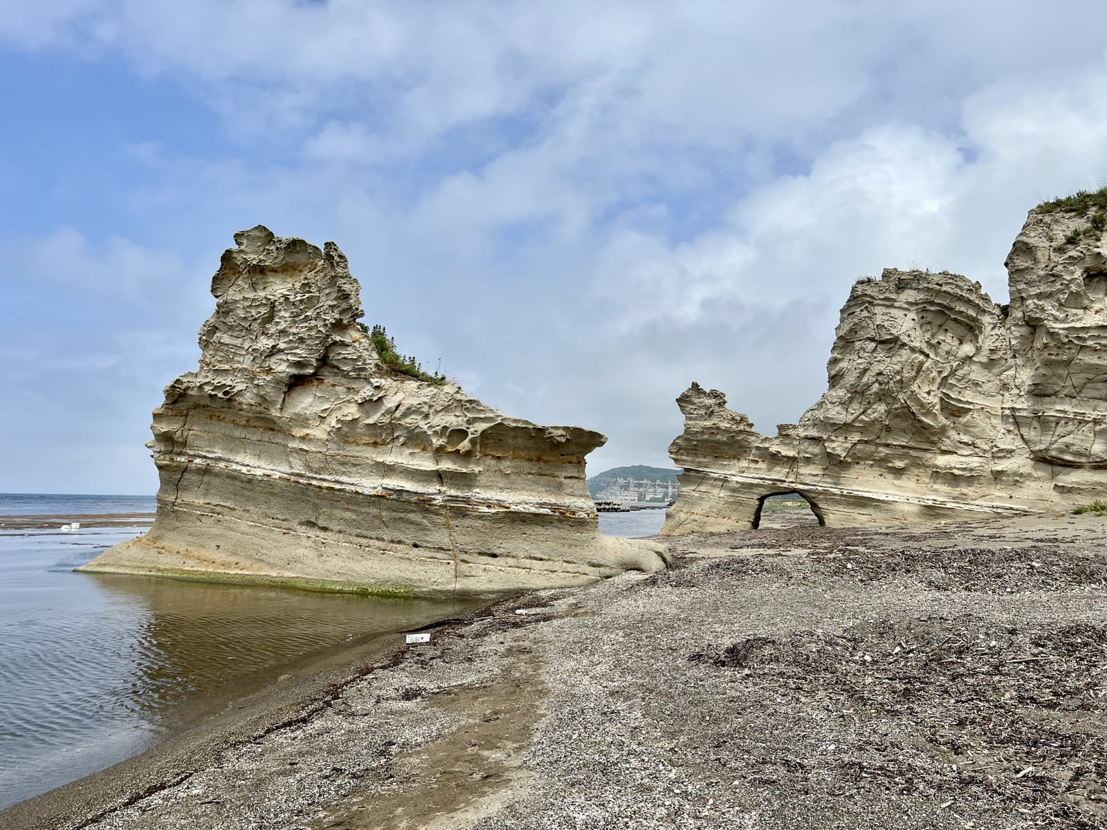 乙部町のくぐり岩と海岸
