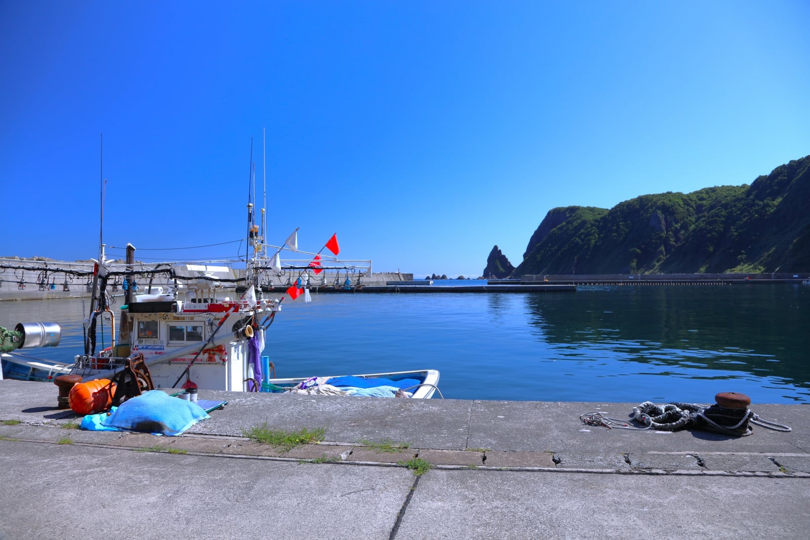 積丹町の美国漁港の船と海