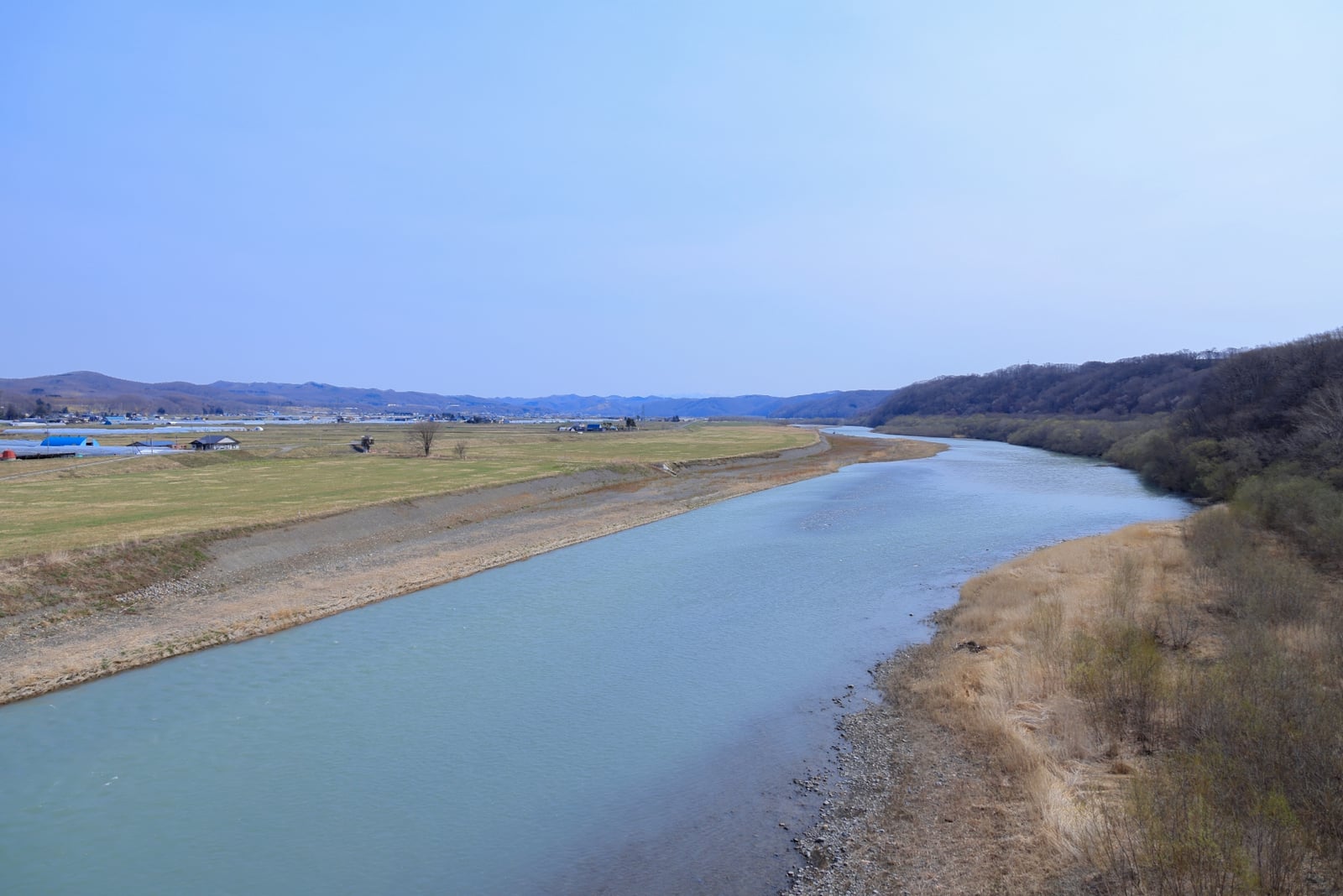 平取町の春の沙流川と河畔