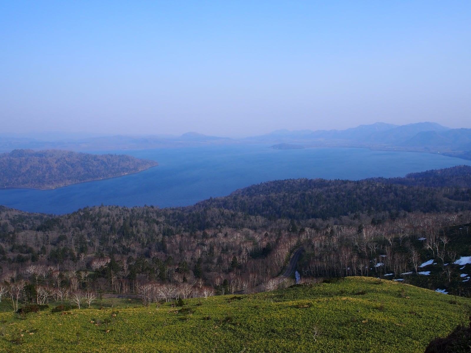 美幌峠から望む屈斜路湖と周囲の山々