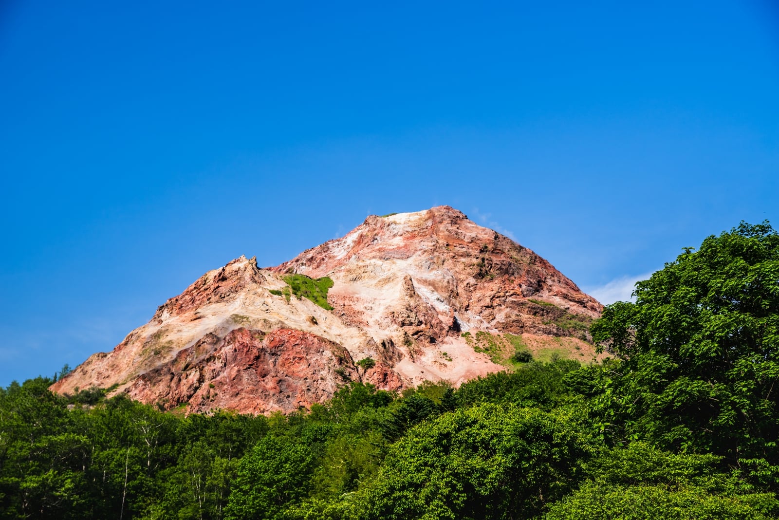 壮瞥町の昭和新山と青空