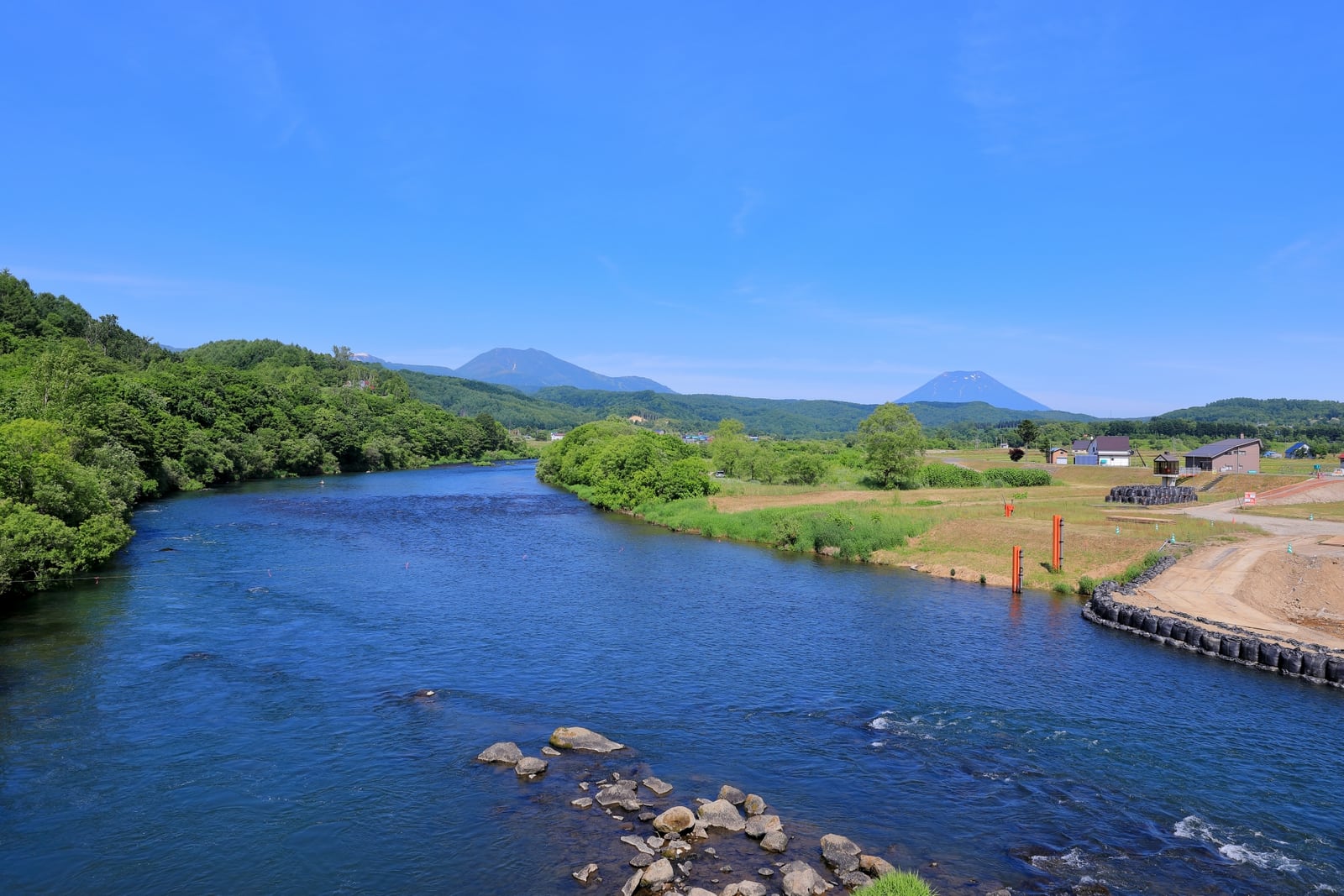 蘭越町の尻別川と周囲の緑