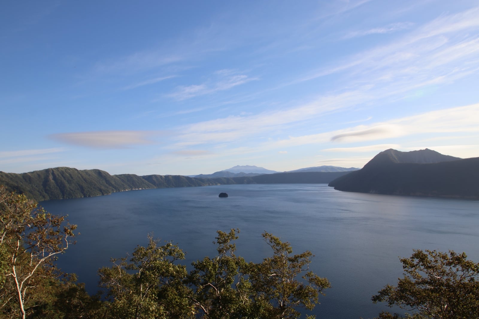 弟子屈町の摩周湖の水面と周囲の山々