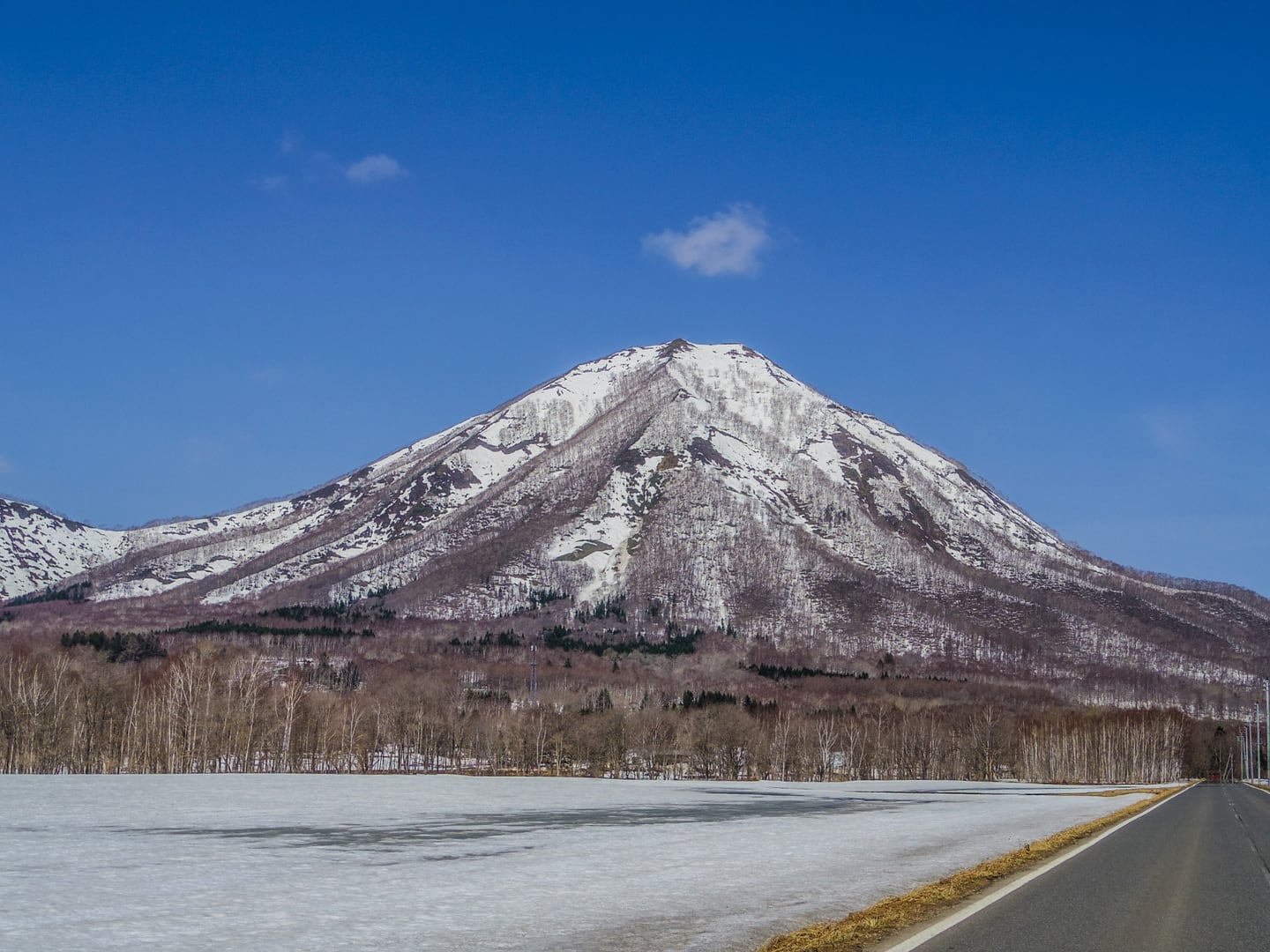 留寿都村のルスツから見た残雪の尻別岳