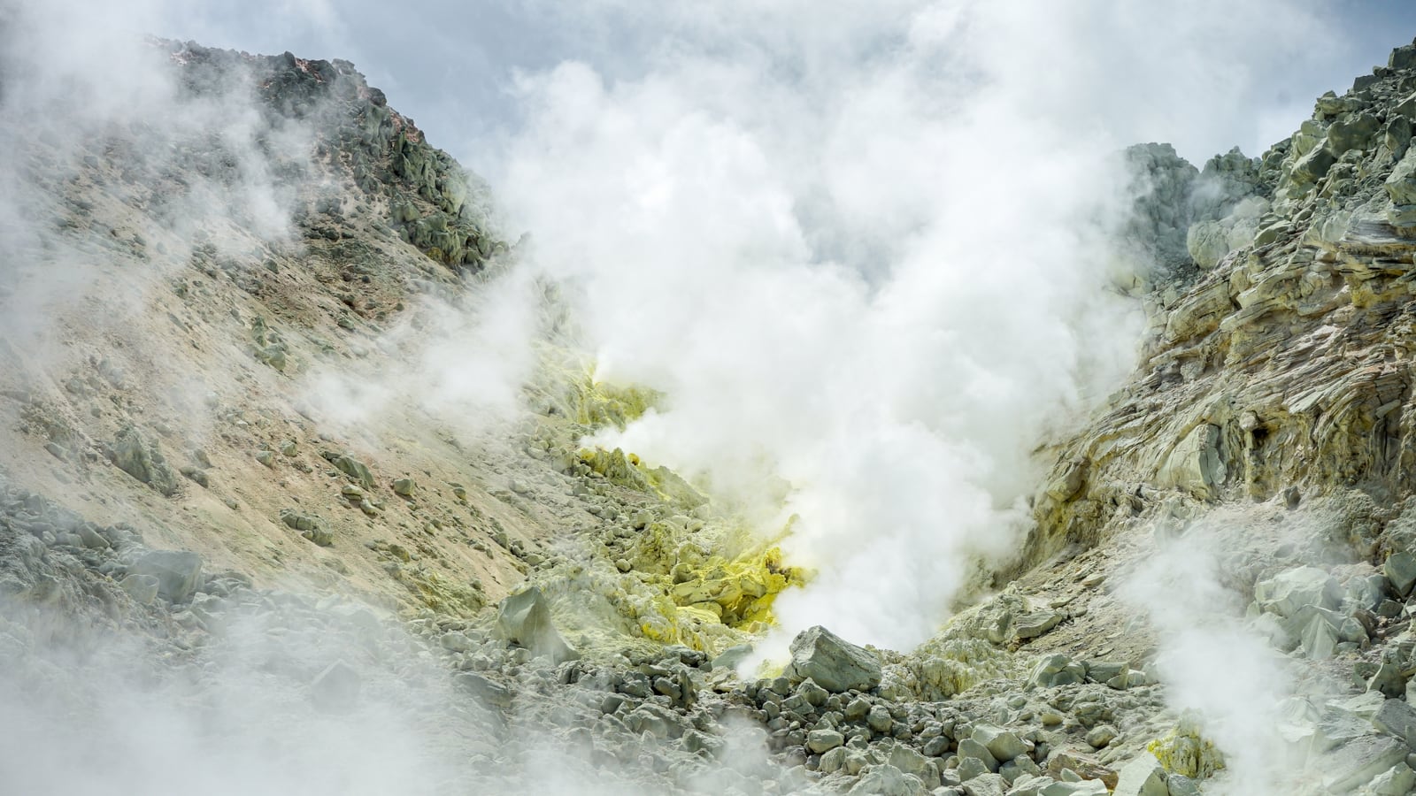 弟子屈町の硫黄山の岩肌と噴気