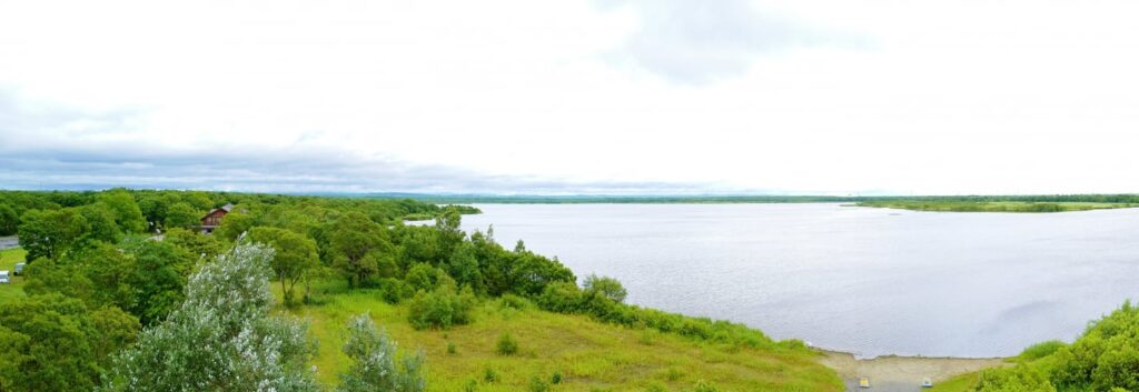 苫小牧市のウトナイ湖と湖畔の風景