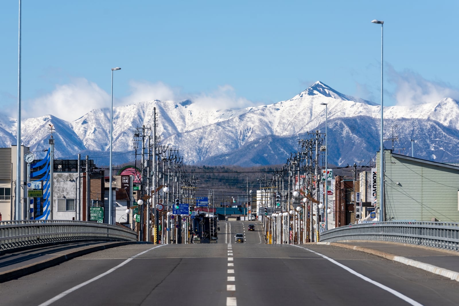 大樹町の通りと遠くの山並み
