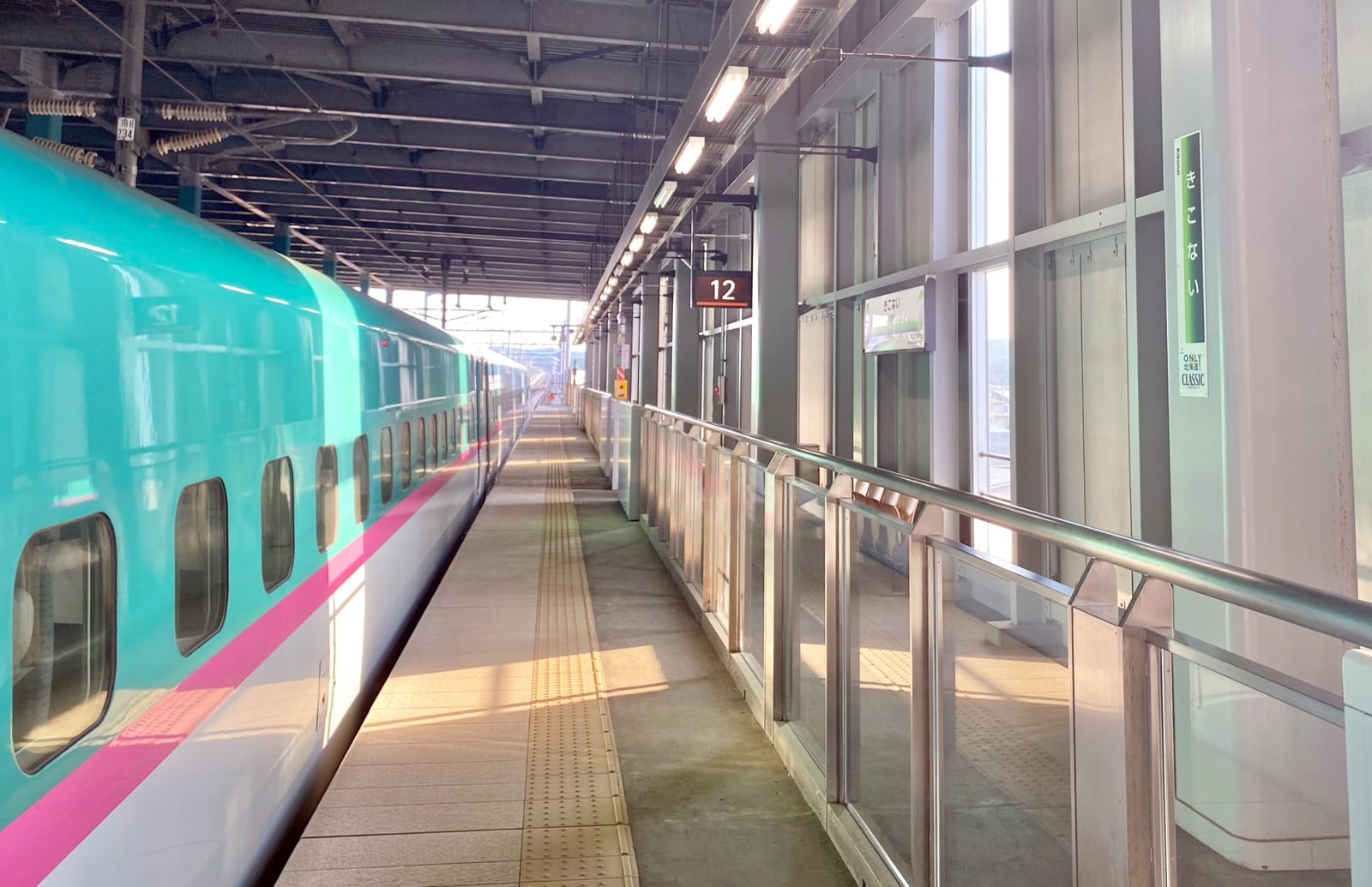 木古内駅のホームに停車する北海道新幹線