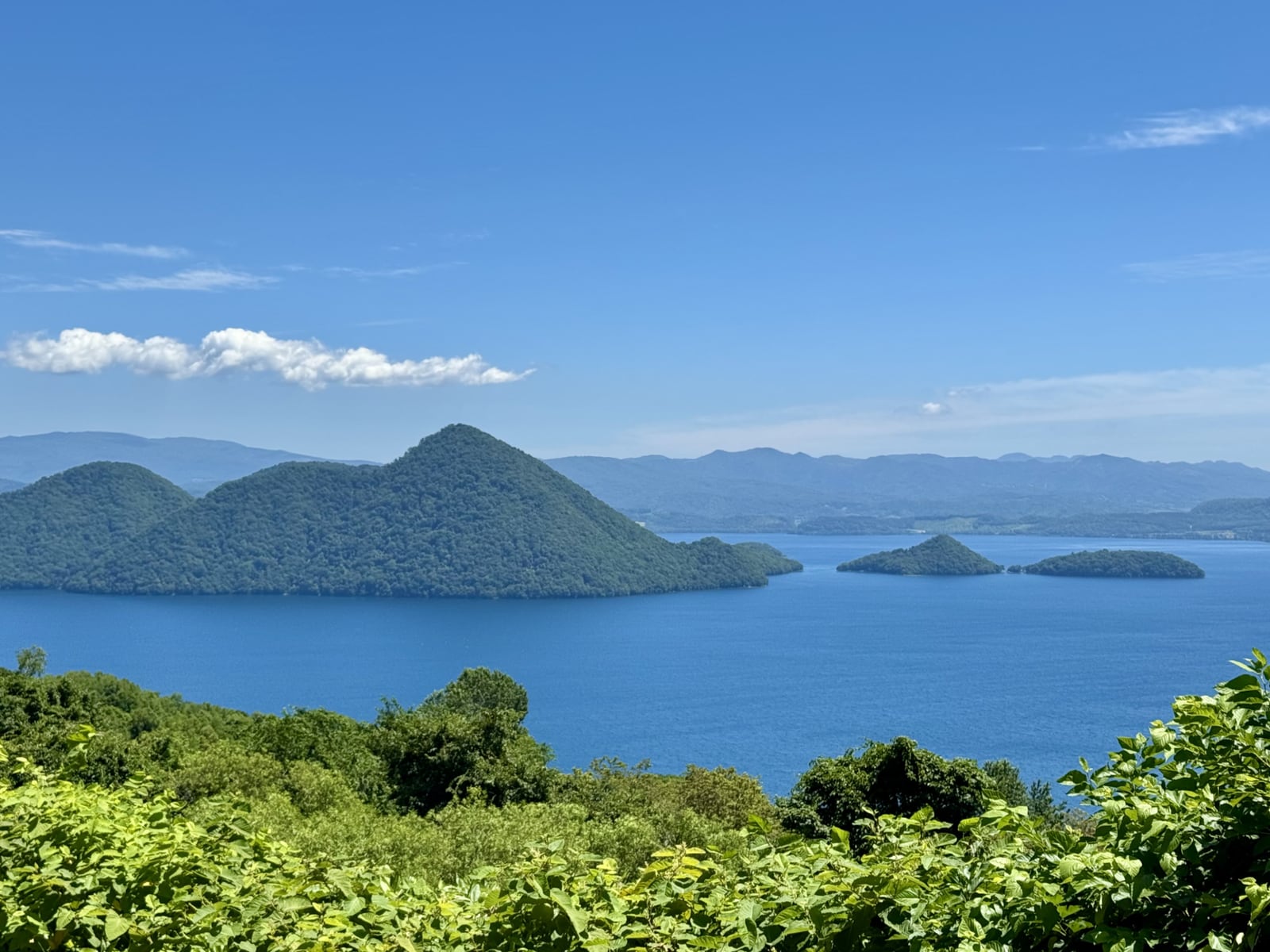洞爺湖町のサイロ展望台から望む洞爺湖と中島