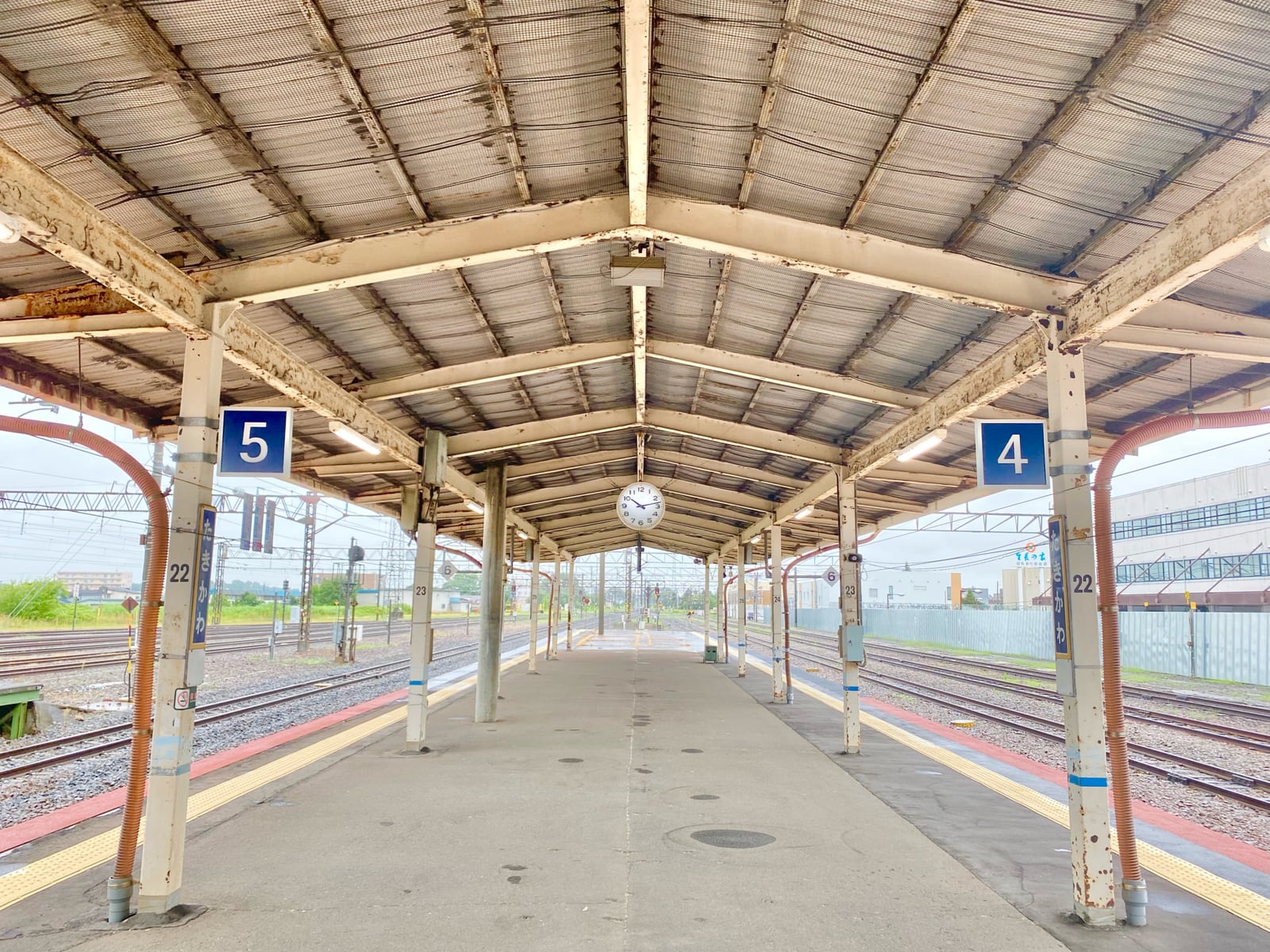 滝川駅のホームと線路