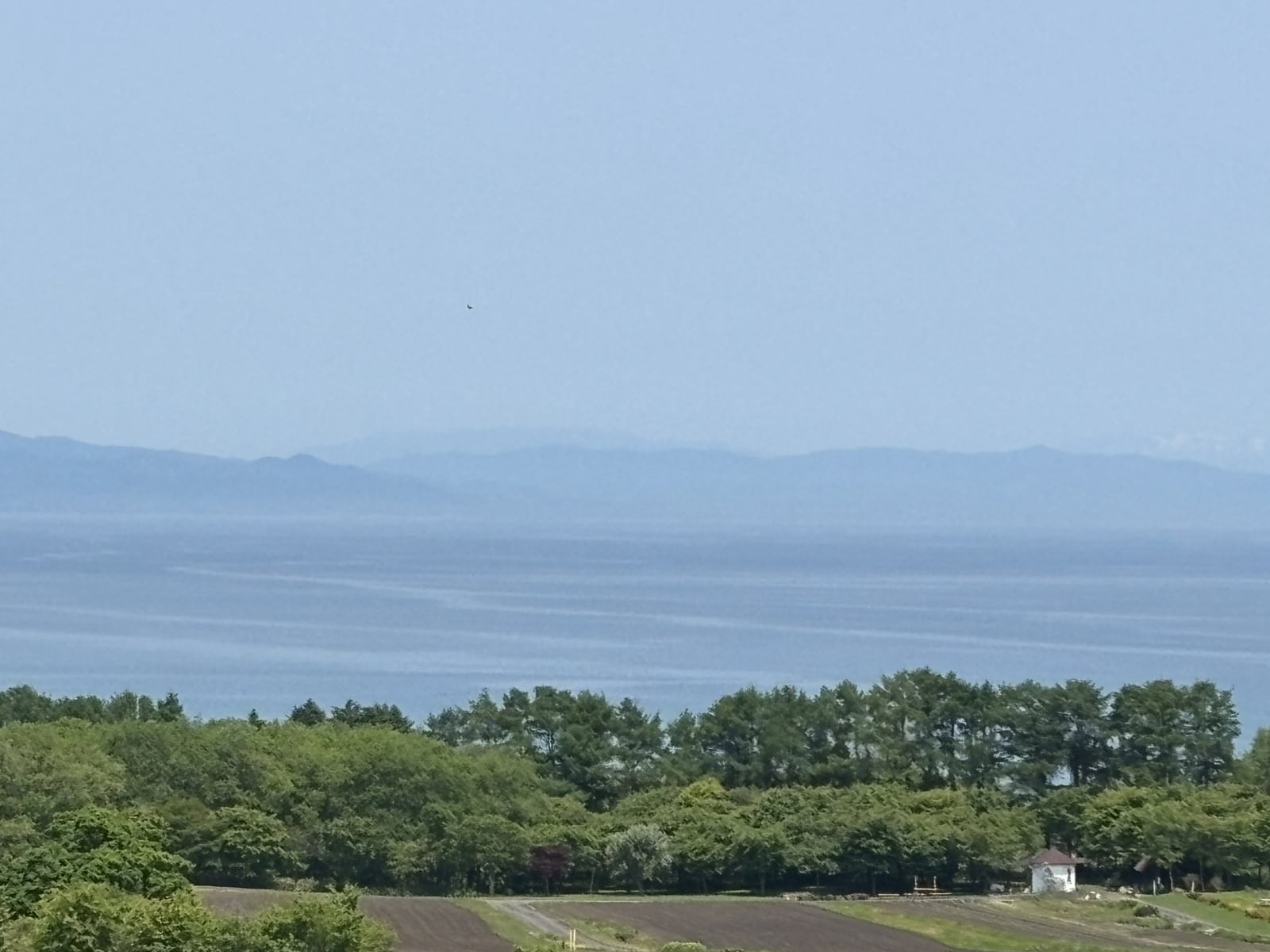 八雲町から望む噴火湾の海と海岸