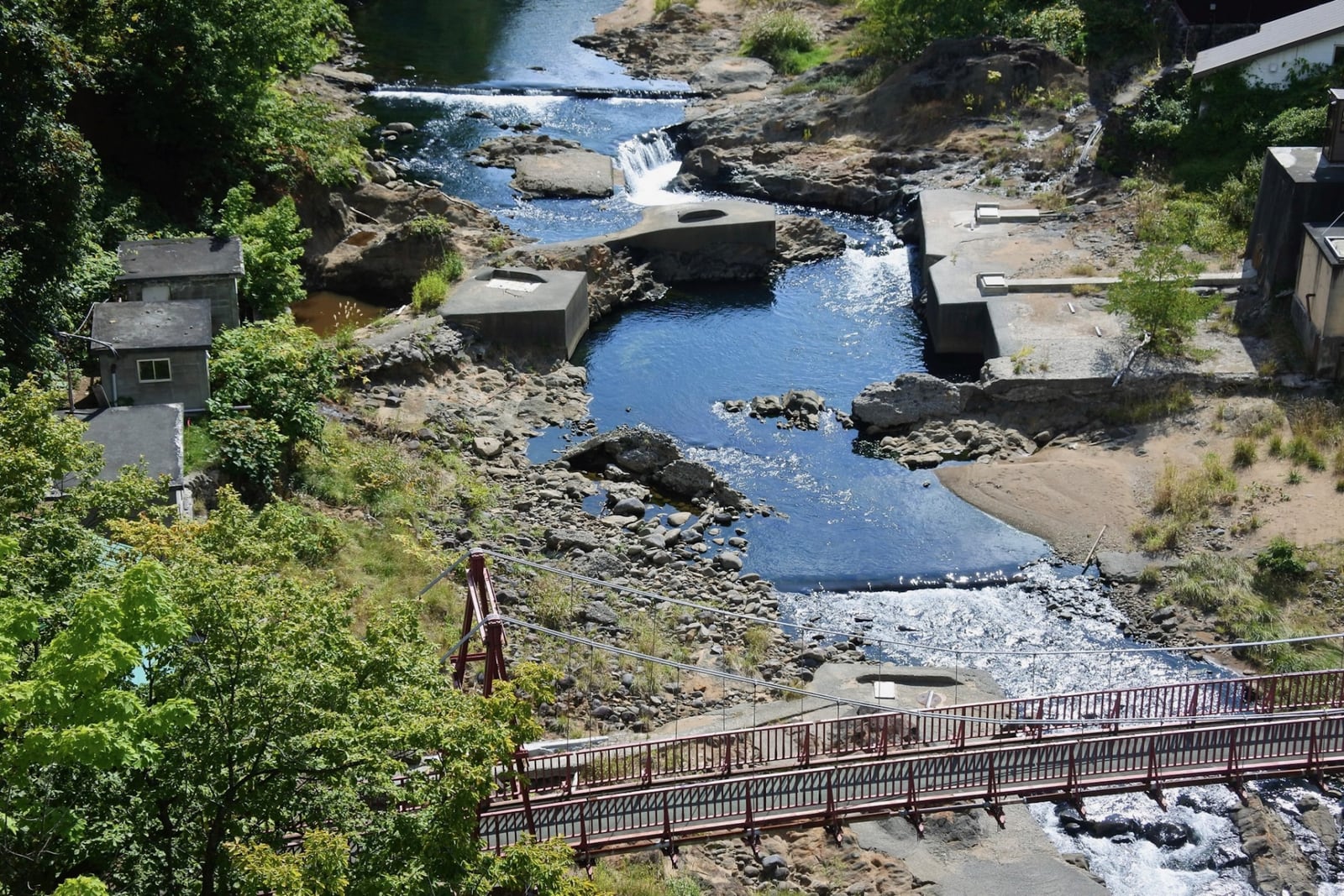 登別温泉の川と歩道橋