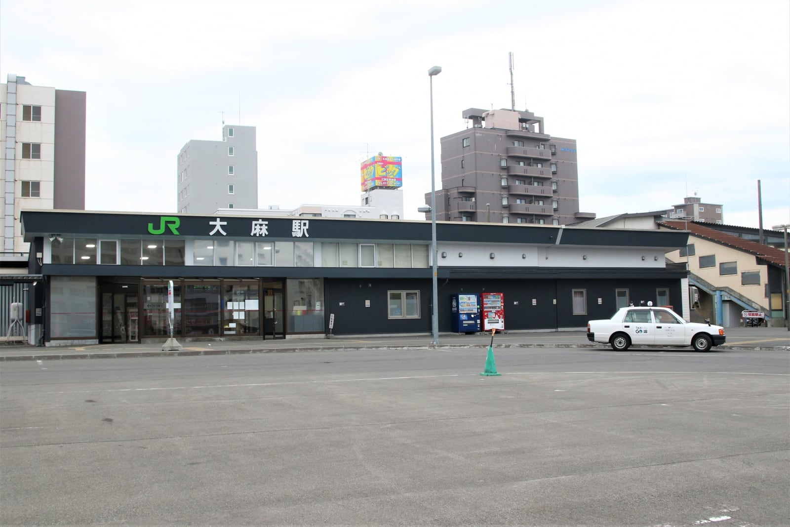 江別市のJR大麻駅北口の駅舎