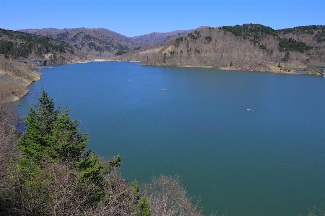 浦河町・浦河ダムの貯水池うらら湖と山並み